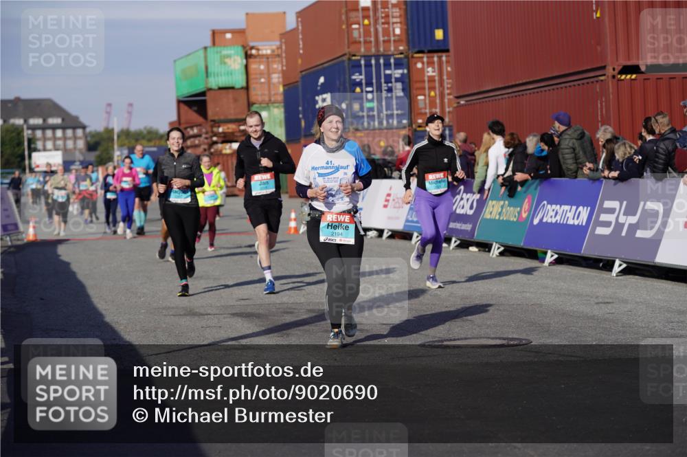 03.10.2025 - Köhlbrandbrückenlauf Michael Burmester http://msf.ph/oto/9020690 03.10.2025 10:21:38 Ziel 2016, 2097, 2143, 2164, 2174, 2194, 2235, 2255, 2309, 2439, 2524 meine-sportfotos.de