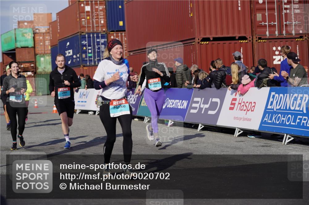 03.10.2025 - Köhlbrandbrückenlauf Michael Burmester http://msf.ph/oto/9020702 03.10.2025 10:21:39 Ziel 1049, 1467, 2016, 2097, 2164, 2174, 2194, 2235, 2255, 2309, 2439, 2524 meine-sportfotos.de