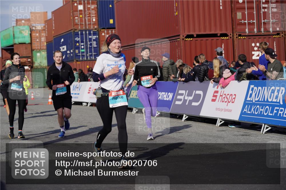 03.10.2025 - Köhlbrandbrückenlauf Michael Burmester http://msf.ph/oto/9020706 03.10.2025 10:21:39 Ziel 1049, 1467, 2016, 2097, 2164, 2174, 2194, 2235, 2255, 2309, 2439, 2524 meine-sportfotos.de