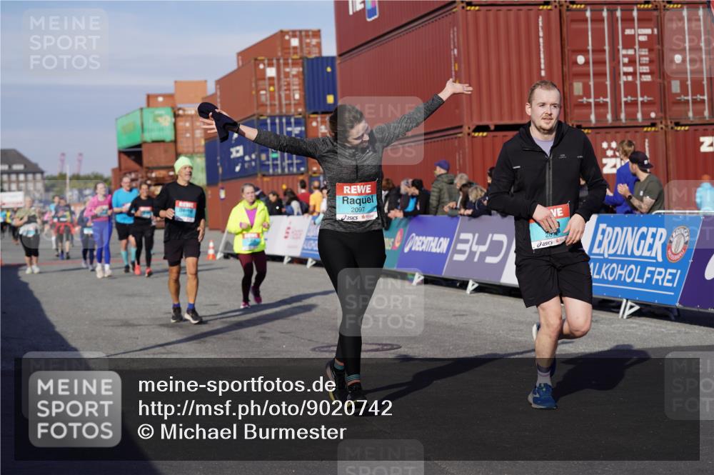 03.10.2025 - Köhlbrandbrückenlauf Michael Burmester http://msf.ph/oto/9020742 03.10.2025 10:21:41 Ziel 1049, 1467, 1740, 2016, 2022, 2097, 2194, 2235, 2309, 2524, 3570 meine-sportfotos.de