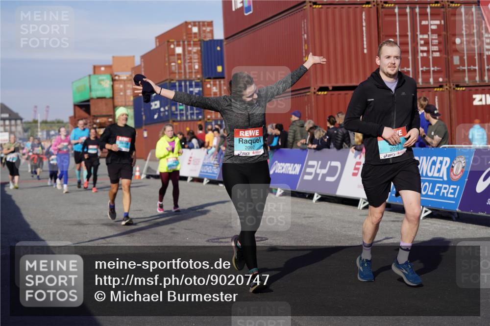 03.10.2025 - Köhlbrandbrückenlauf Michael Burmester http://msf.ph/oto/9020747 03.10.2025 10:21:42 Ziel 1049, 1467, 1740, 2016, 2022, 2097, 2194, 2235, 2309, 2524, 3570 meine-sportfotos.de