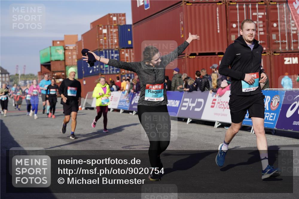 03.10.2025 - Köhlbrandbrückenlauf Michael Burmester http://msf.ph/oto/9020754 03.10.2025 10:21:42 Ziel 1049, 1467, 1740, 2016, 2022, 2097, 2194, 2235, 2309, 2524, 3570 meine-sportfotos.de