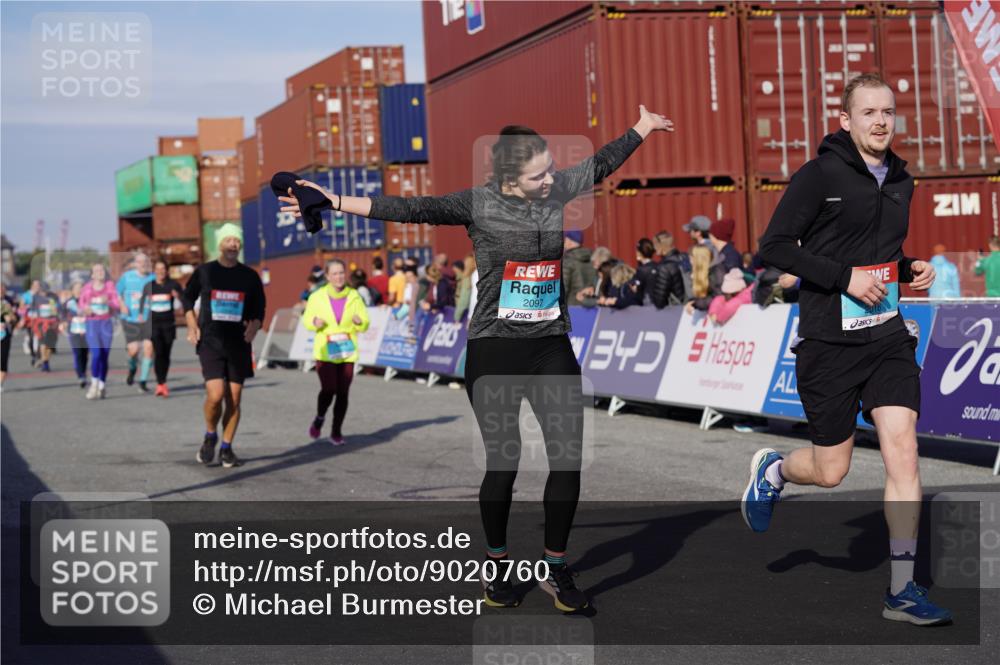 03.10.2025 - Köhlbrandbrückenlauf Michael Burmester http://msf.ph/oto/9020760 03.10.2025 10:21:42 Ziel 1049, 1467, 1740, 2016, 2022, 2097, 2194, 2235, 2309, 2524, 3570 meine-sportfotos.de