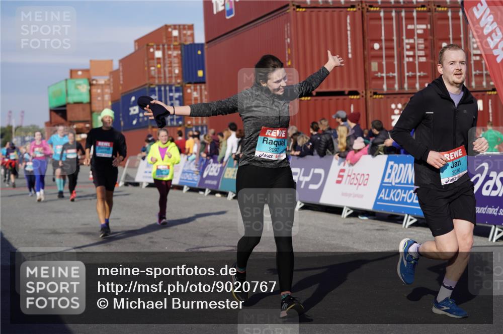 03.10.2025 - Köhlbrandbrückenlauf Michael Burmester http://msf.ph/oto/9020767 03.10.2025 10:21:42 Ziel 1049, 1467, 1740, 2016, 2022, 2097, 2194, 2235, 2309, 2524, 3570 meine-sportfotos.de