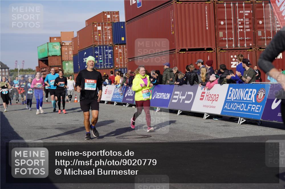 03.10.2025 - Köhlbrandbrückenlauf Michael Burmester http://msf.ph/oto/9020779 03.10.2025 10:21:43 Ziel 1049, 1467, 1740, 2016, 2022, 2097, 2194, 2235, 2309, 2524, 3570 meine-sportfotos.de