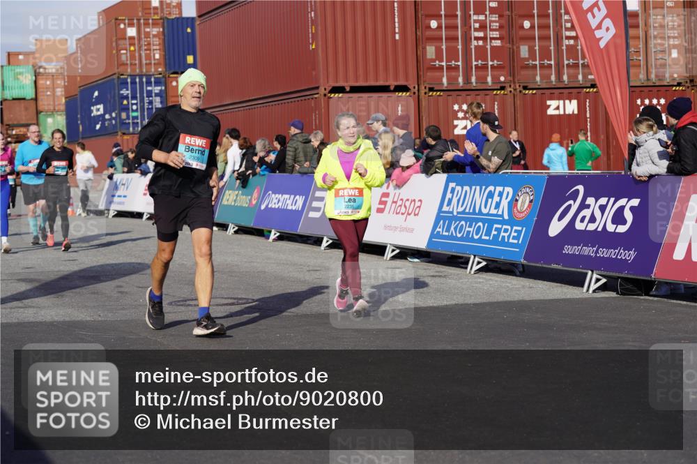 03.10.2025 - Köhlbrandbrückenlauf Michael Burmester http://msf.ph/oto/9020800 03.10.2025 10:21:44 Ziel 1049, 1467, 1740, 1976, 2016, 2022, 2097, 2235, 2298, 2309, 2524, 3570, 3694 meine-sportfotos.de