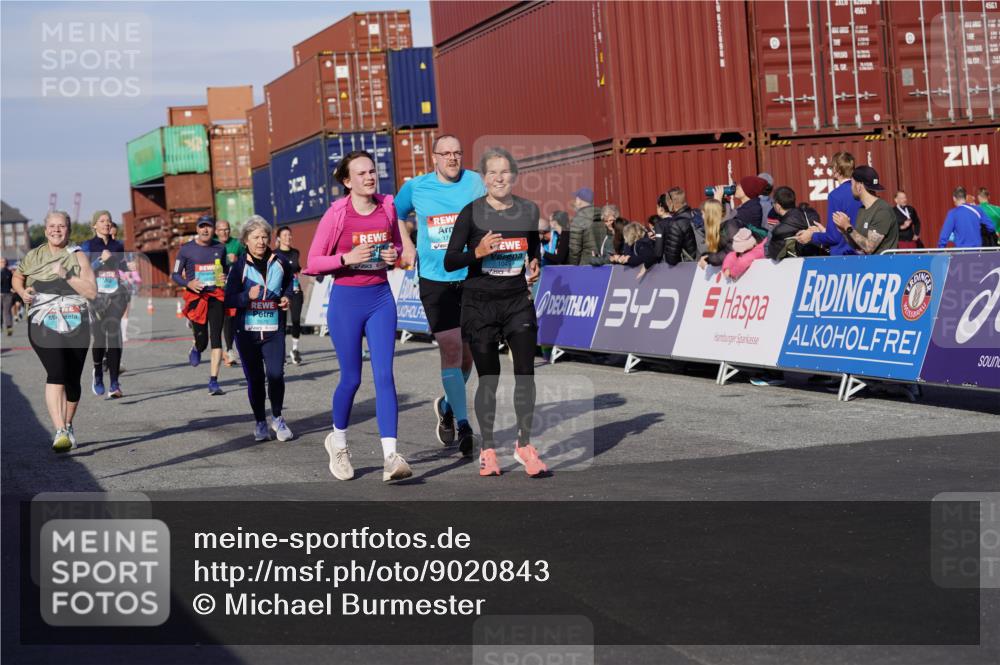 03.10.2025 - Köhlbrandbrückenlauf Michael Burmester http://msf.ph/oto/9020843 03.10.2025 10:21:47 Ziel 1049, 1467, 1740, 1976, 2022, 2235, 2298, 2309, 2414, 2524, 3570, 3660, 3661, 3662, 3693, 3694 meine-sportfotos.de