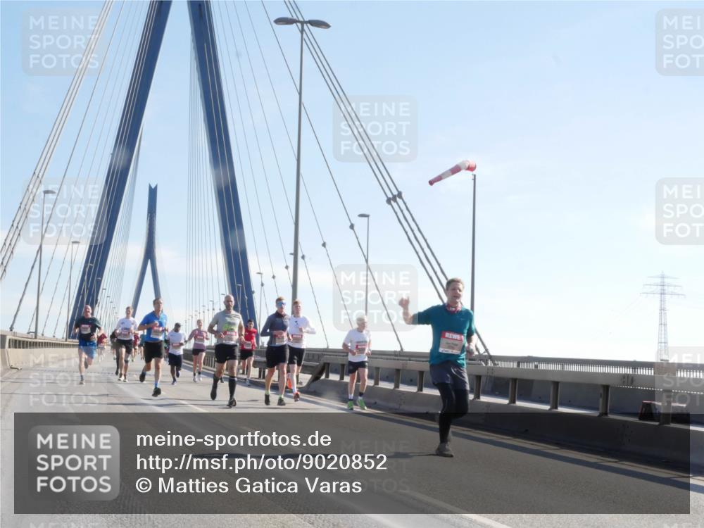 03.10.2025 - Köhlbrandbrückenlauf Matties Gatica Varas http://msf.ph/oto/9020852 03.10.2025 12:23:17 Position 1  meine-sportfotos.de