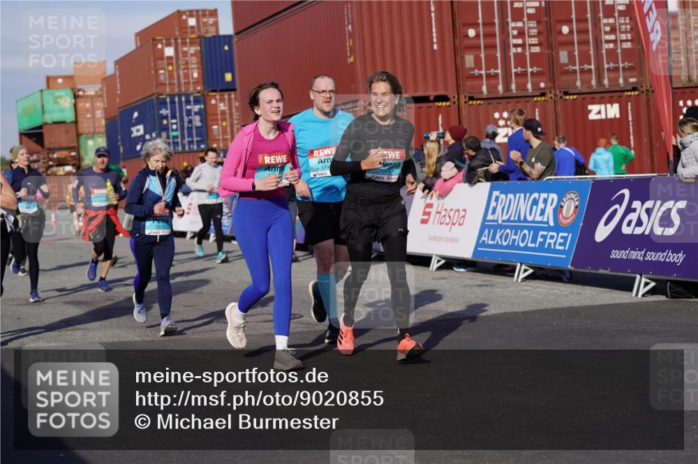 03.10.2025 - Köhlbrandbrückenlauf Michael Burmester http://msf.ph/oto/9020855 03.10.2025 10:21:48 Ziel 1049, 1467, 1740, 1976, 2022, 2235, 2298, 2414, 3570, 3660, 3661, 3662, 3693, 3694 meine-sportfotos.de
