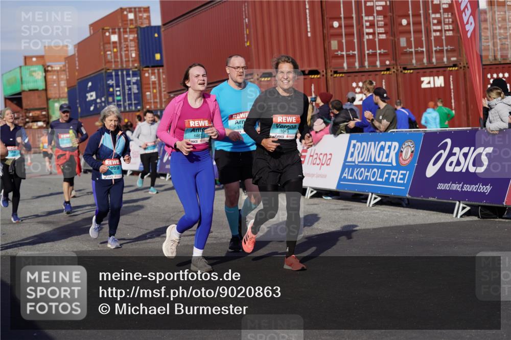 03.10.2025 - Köhlbrandbrückenlauf Michael Burmester http://msf.ph/oto/9020863 03.10.2025 10:21:48 Ziel 1049, 1467, 1740, 1976, 2022, 2235, 2298, 2414, 3570, 3660, 3661, 3662, 3693, 3694 meine-sportfotos.de