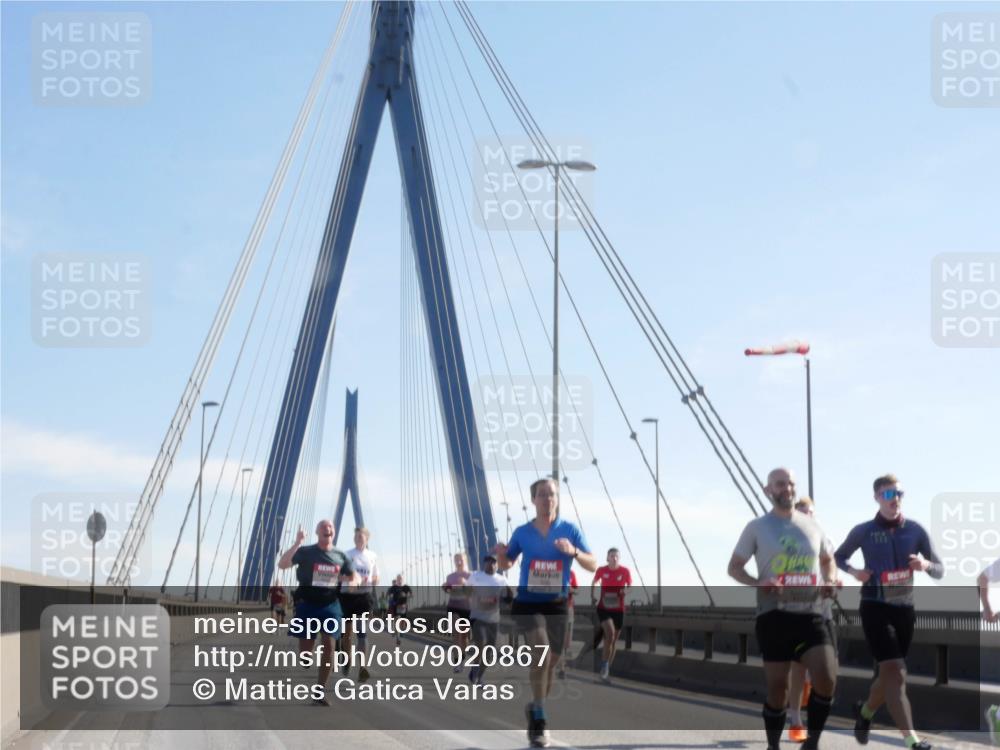 03.10.2025 - Köhlbrandbrückenlauf Matties Gatica Varas http://msf.ph/oto/9020867 03.10.2025 12:23:20 Position 1  meine-sportfotos.de
