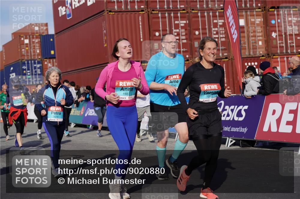 03.10.2025 - Köhlbrandbrückenlauf Michael Burmester http://msf.ph/oto/9020880 03.10.2025 10:21:49 Ziel 1049, 1467, 1740, 1976, 1977, 2022, 2114, 2235, 2298, 2414, 3570, 3660, 3661, 3662, 3693, 3694 meine-sportfotos.de