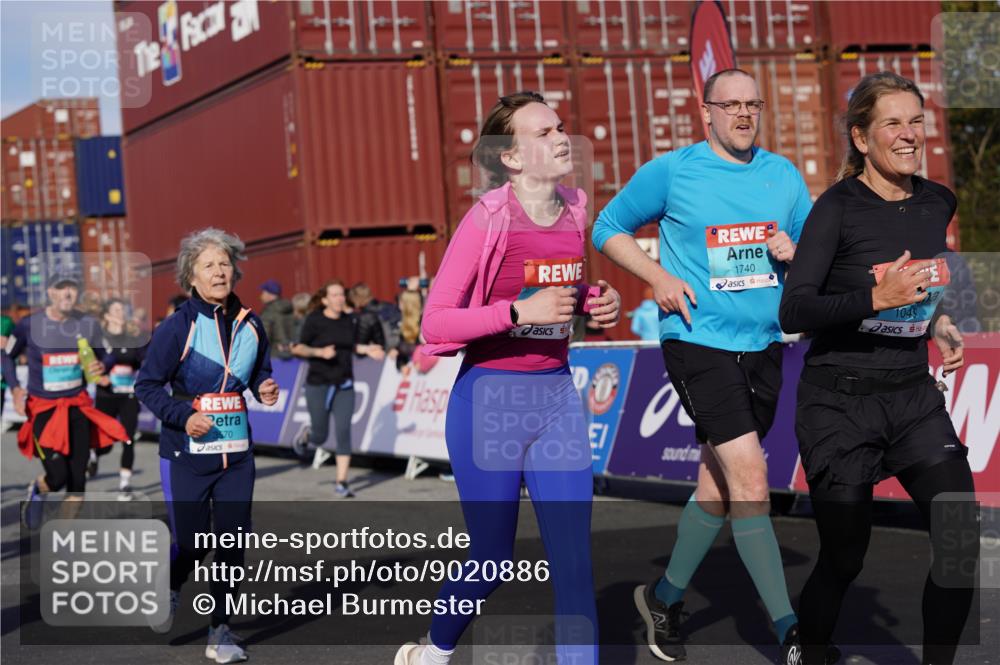 03.10.2025 - Köhlbrandbrückenlauf Michael Burmester http://msf.ph/oto/9020886 03.10.2025 10:21:50 Ziel 1049, 1467, 1740, 1976, 1977, 2022, 2065, 2114, 2298, 2414, 3114, 3570, 3660, 3661, 3662, 3693, 3694 meine-sportfotos.de