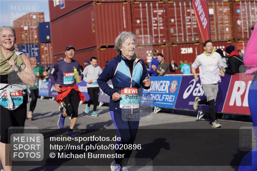 03.10.2025 - Köhlbrandbrückenlauf Michael Burmester http://msf.ph/oto/9020896 03.10.2025 10:21:50 Ziel 1049, 1467, 1740, 1976, 1977, 2022, 2065, 2114, 2298, 2414, 3114, 3570, 3660, 3661, 3662, 3693, 3694 meine-sportfotos.de
