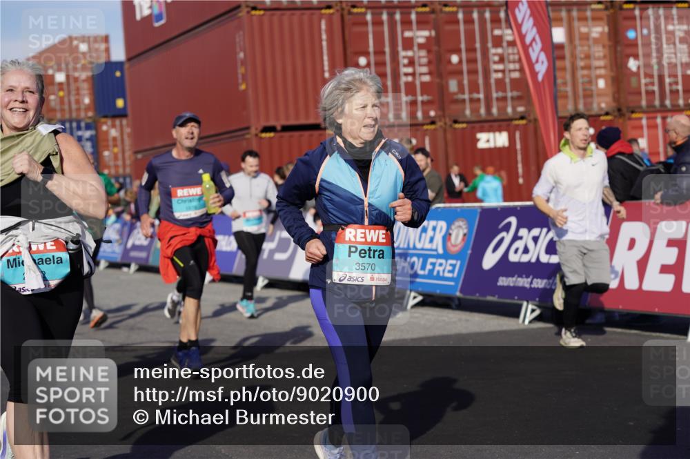 03.10.2025 - Köhlbrandbrückenlauf Michael Burmester http://msf.ph/oto/9020900 03.10.2025 10:21:50 Ziel 1049, 1467, 1740, 1976, 1977, 2022, 2065, 2114, 2298, 2414, 3114, 3570, 3660, 3661, 3662, 3693, 3694 meine-sportfotos.de