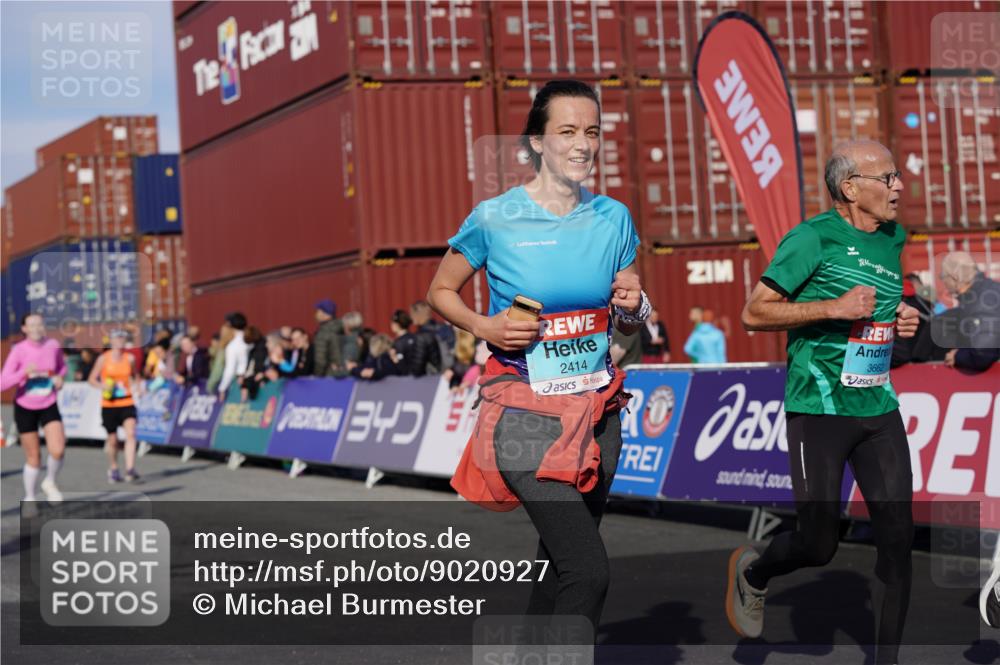 03.10.2025 - Köhlbrandbrückenlauf Michael Burmester http://msf.ph/oto/9020927 03.10.2025 10:21:53 Ziel 1669, 1976, 1977, 2065, 2114, 2298, 2327, 2414, 3114, 3509, 3660, 3661, 3662, 3693, 3694 meine-sportfotos.de