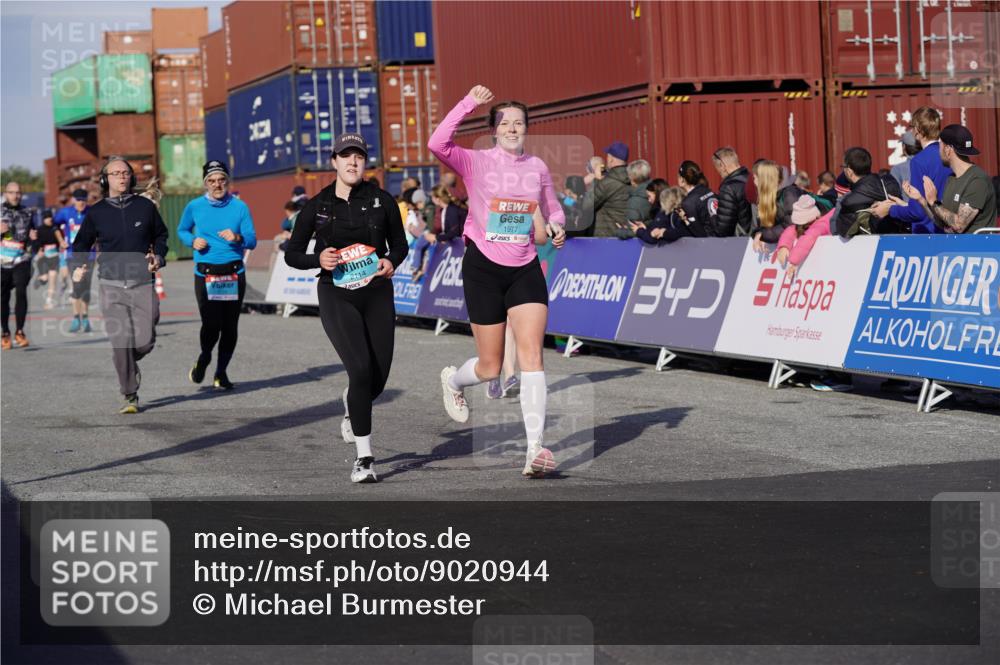 03.10.2025 - Köhlbrandbrückenlauf Michael Burmester http://msf.ph/oto/9020944 03.10.2025 10:21:55 Ziel 1669, 1976, 1977, 2065, 2114, 2298, 2327, 2414, 3114, 3509, 3660, 3661, 3662, 3693, 3694 meine-sportfotos.de
