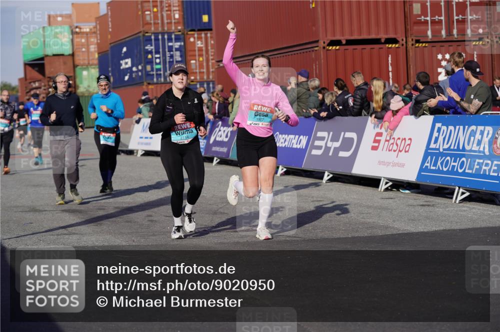 03.10.2025 - Köhlbrandbrückenlauf Michael Burmester http://msf.ph/oto/9020950 03.10.2025 10:21:55 Ziel 1669, 1976, 1977, 2065, 2114, 2298, 2327, 2414, 3114, 3509, 3660, 3661, 3662, 3693, 3694 meine-sportfotos.de