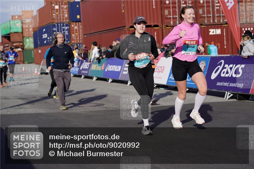 03.10.2025 - Köhlbrandbrückenlauf Michael Burmester http://msf.ph/oto/9020992 03.10.2025 10:21:56 Ziel 1669, 1976, 1977, 2065, 2114, 2298, 2327, 2414, 3114, 3509, 3660, 3661, 3662, 3693, 3694 meine-sportfotos.de