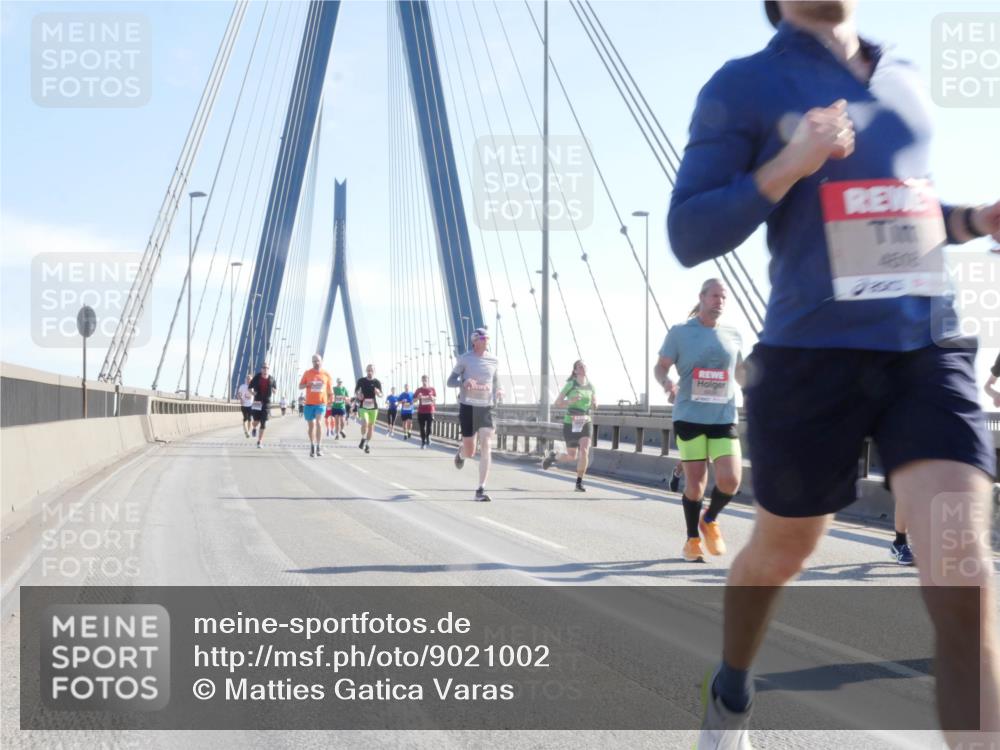 03.10.2025 - Köhlbrandbrückenlauf Matties Gatica Varas http://msf.ph/oto/9021002 03.10.2025 12:23:41 Position 1  meine-sportfotos.de