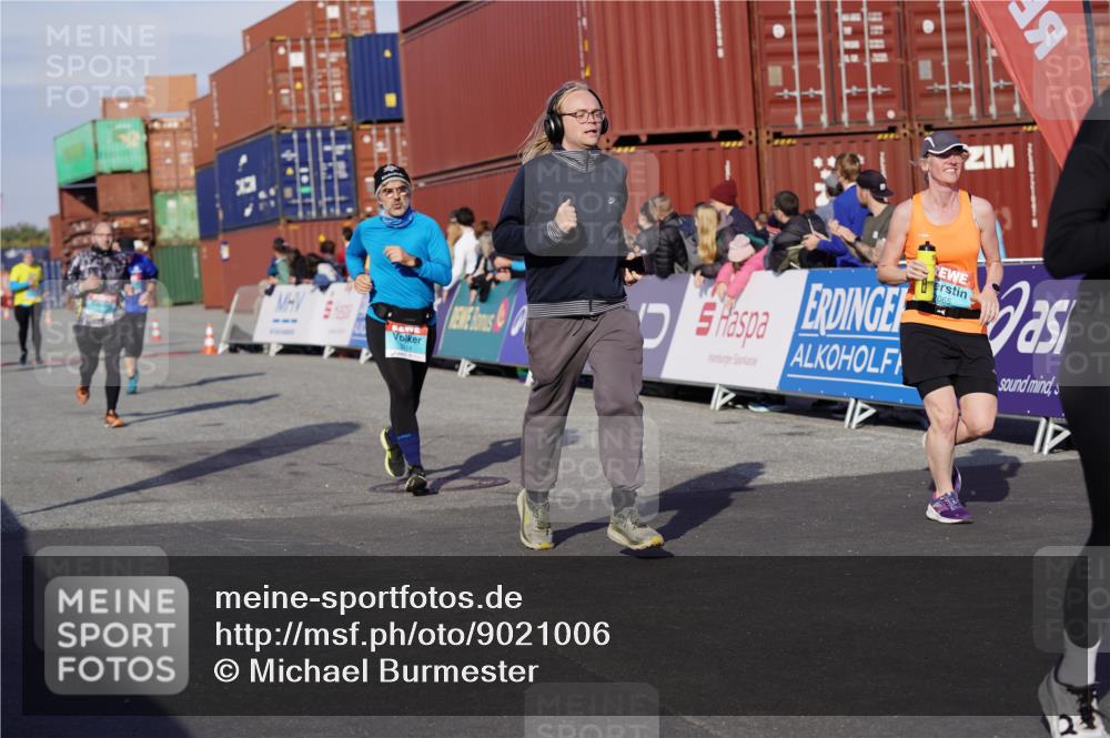03.10.2025 - Köhlbrandbrückenlauf Michael Burmester http://msf.ph/oto/9021006 03.10.2025 10:21:57 Ziel 1669, 1977, 2065, 2114, 2327, 2414, 3114, 3509, 3660, 3661, 3662, 3693, 3777 meine-sportfotos.de