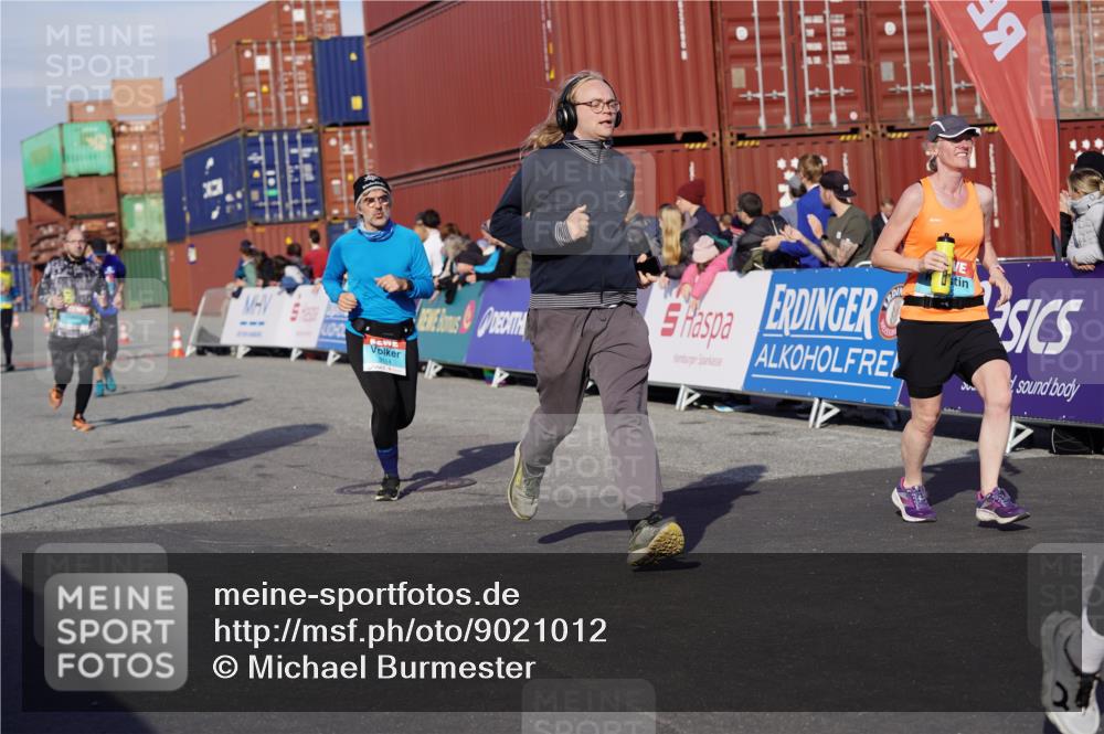 03.10.2025 - Köhlbrandbrückenlauf Michael Burmester http://msf.ph/oto/9021012 03.10.2025 10:21:57 Ziel 1669, 1977, 2065, 2114, 2327, 2414, 3114, 3509, 3660, 3661, 3662, 3693, 3777 meine-sportfotos.de