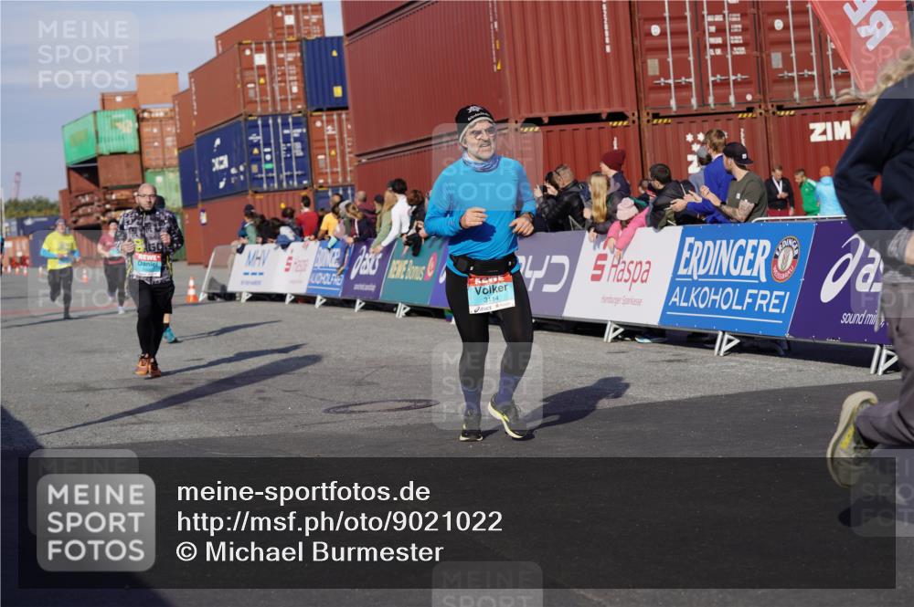 03.10.2025 - Köhlbrandbrückenlauf Michael Burmester http://msf.ph/oto/9021022 03.10.2025 10:21:58 Ziel 1669, 1951, 1977, 2065, 2071, 2114, 2304, 2327, 3114, 3279, 3509, 3777 meine-sportfotos.de