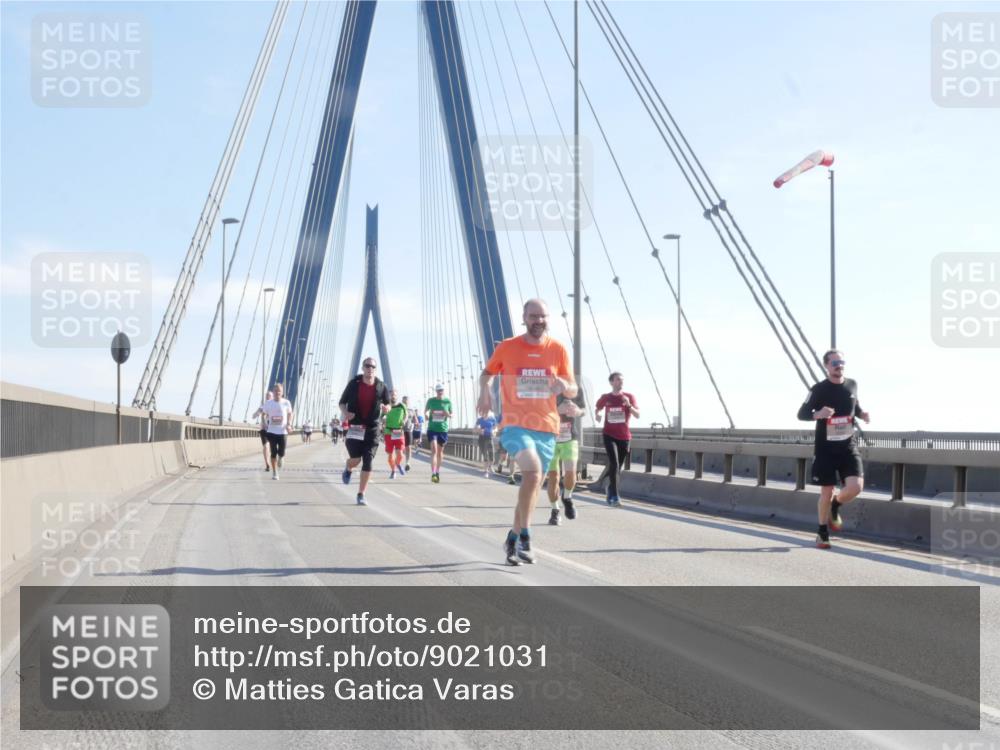 03.10.2025 - Köhlbrandbrückenlauf Matties Gatica Varas http://msf.ph/oto/9021031 03.10.2025 12:23:45 Position 1 4394 meine-sportfotos.de