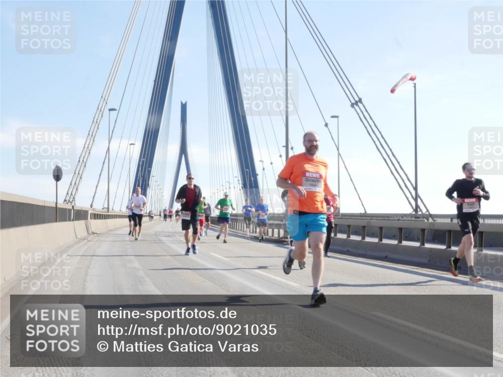 03.10.2025 - Köhlbrandbrückenlauf Matties Gatica Varas http://msf.ph/oto/9021035 03.10.2025 12:23:46 Position 1 4394 meine-sportfotos.de