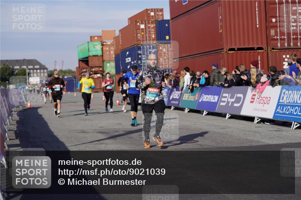 03.10.2025 - Köhlbrandbrückenlauf Michael Burmester http://msf.ph/oto/9021039 03.10.2025 10:22:00 Ziel 1669, 1951, 1977, 2065, 2071, 2114, 2304, 2327, 3114, 3279, 3509, 3777 meine-sportfotos.de