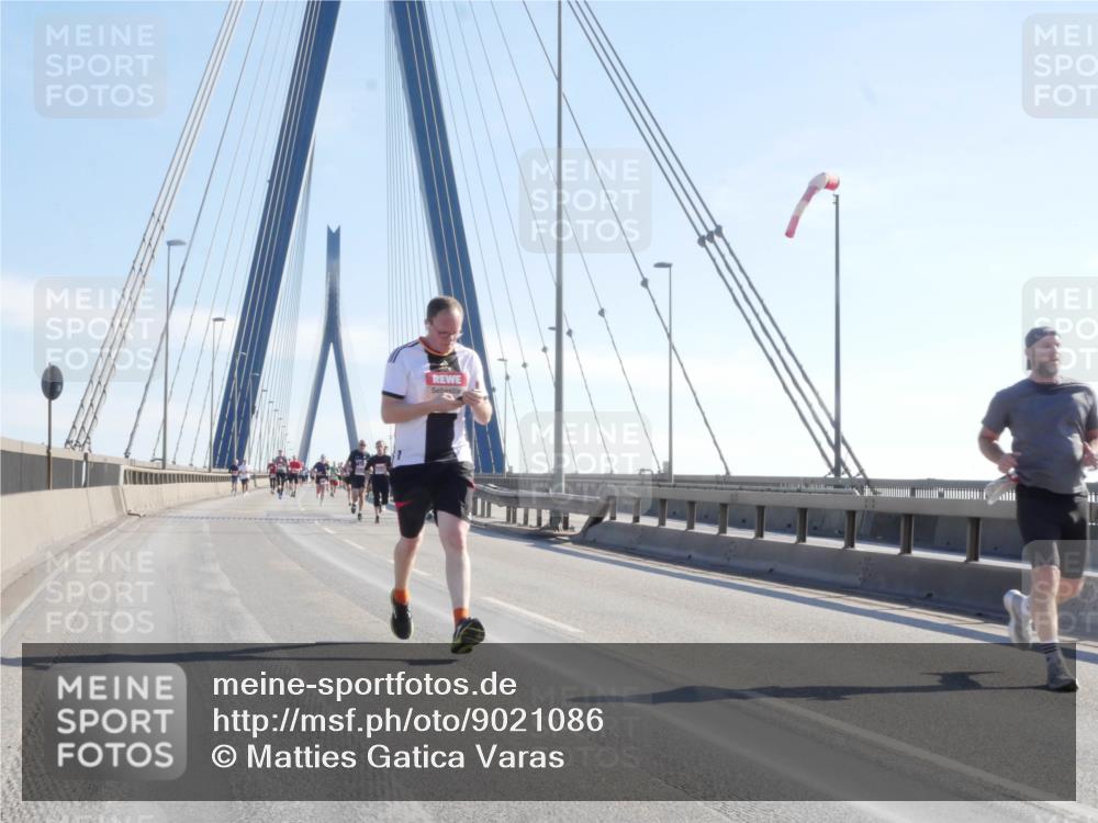 03.10.2025 - Köhlbrandbrückenlauf Matties Gatica Varas http://msf.ph/oto/9021086 03.10.2025 12:23:53 Position 1  meine-sportfotos.de