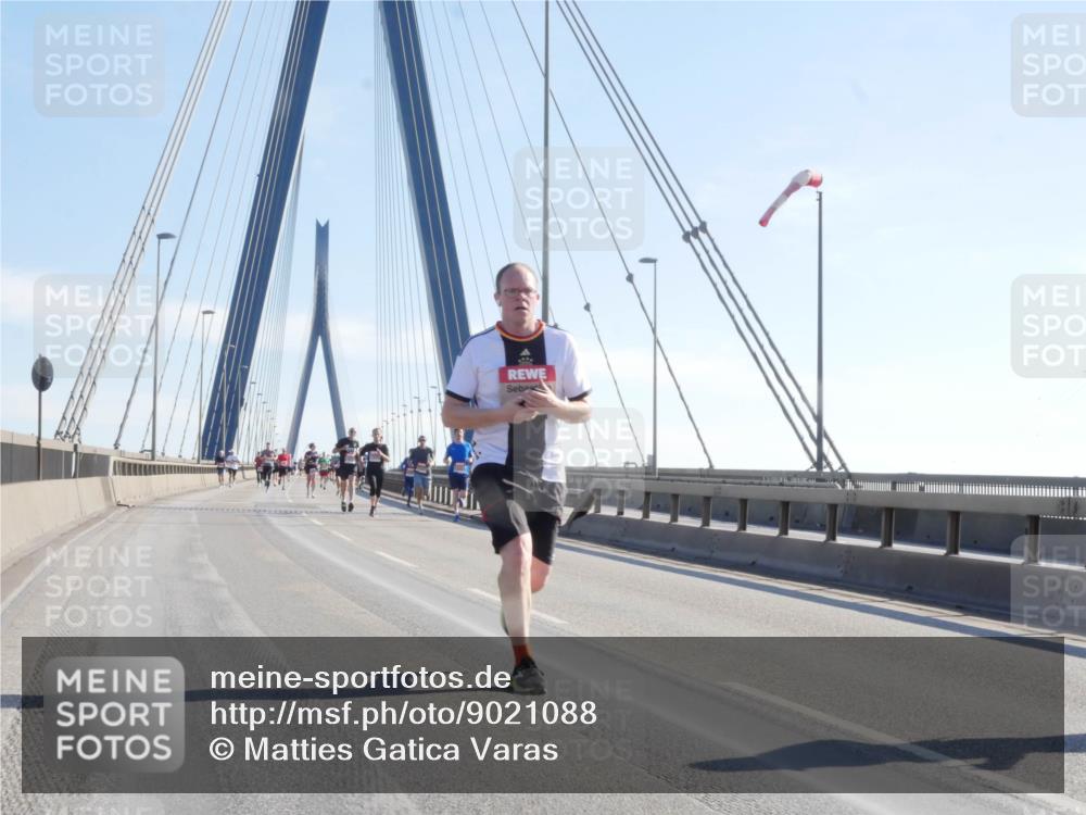 03.10.2025 - Köhlbrandbrückenlauf Matties Gatica Varas http://msf.ph/oto/9021088 03.10.2025 12:23:54 Position 1  meine-sportfotos.de