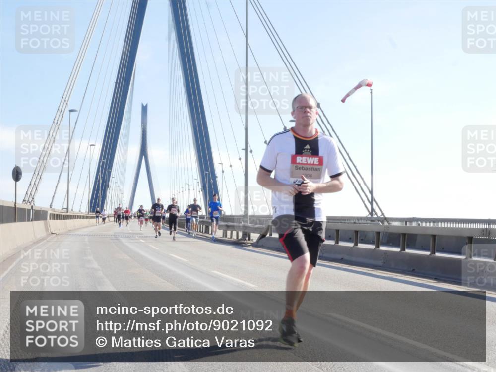 03.10.2025 - Köhlbrandbrückenlauf Matties Gatica Varas http://msf.ph/oto/9021092 03.10.2025 12:23:54 Position 1 304 meine-sportfotos.de