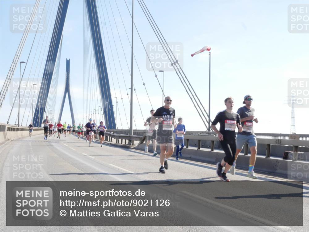 03.10.2025 - Köhlbrandbrückenlauf Matties Gatica Varas http://msf.ph/oto/9021126 03.10.2025 12:24:01 Position 1  meine-sportfotos.de
