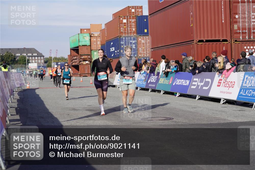 03.10.2025 - Köhlbrandbrückenlauf Michael Burmester http://msf.ph/oto/9021141 03.10.2025 10:22:11 Ziel 1984, 2075, 2313, 2314 meine-sportfotos.de
