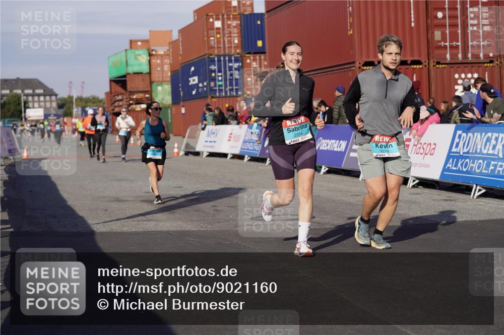 03.10.2025 - Köhlbrandbrückenlauf Michael Burmester http://msf.ph/oto/9021160 03.10.2025 10:22:13 Ziel 1984, 2075, 2217, 2218, 2313, 2314 meine-sportfotos.de