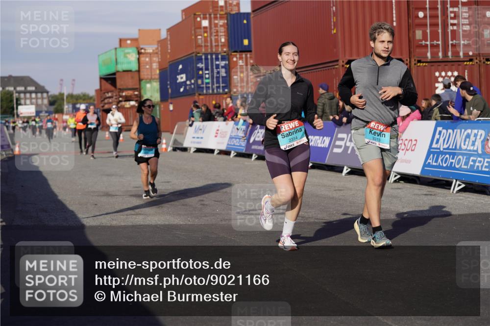 03.10.2025 - Köhlbrandbrückenlauf Michael Burmester http://msf.ph/oto/9021166 03.10.2025 10:22:13 Ziel 1984, 2075, 2217, 2218, 2313, 2314 meine-sportfotos.de