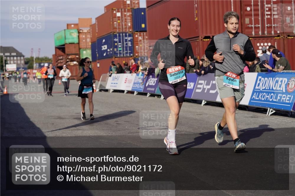 03.10.2025 - Köhlbrandbrückenlauf Michael Burmester http://msf.ph/oto/9021172 03.10.2025 10:22:13 Ziel 1984, 2075, 2217, 2218, 2313, 2314 meine-sportfotos.de