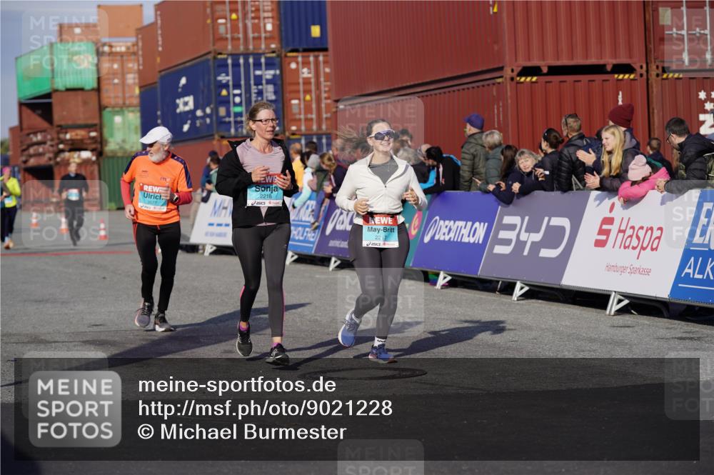 03.10.2025 - Köhlbrandbrückenlauf Michael Burmester http://msf.ph/oto/9021228 03.10.2025 10:22:19 Ziel 2075, 2217, 2218, 3577 meine-sportfotos.de