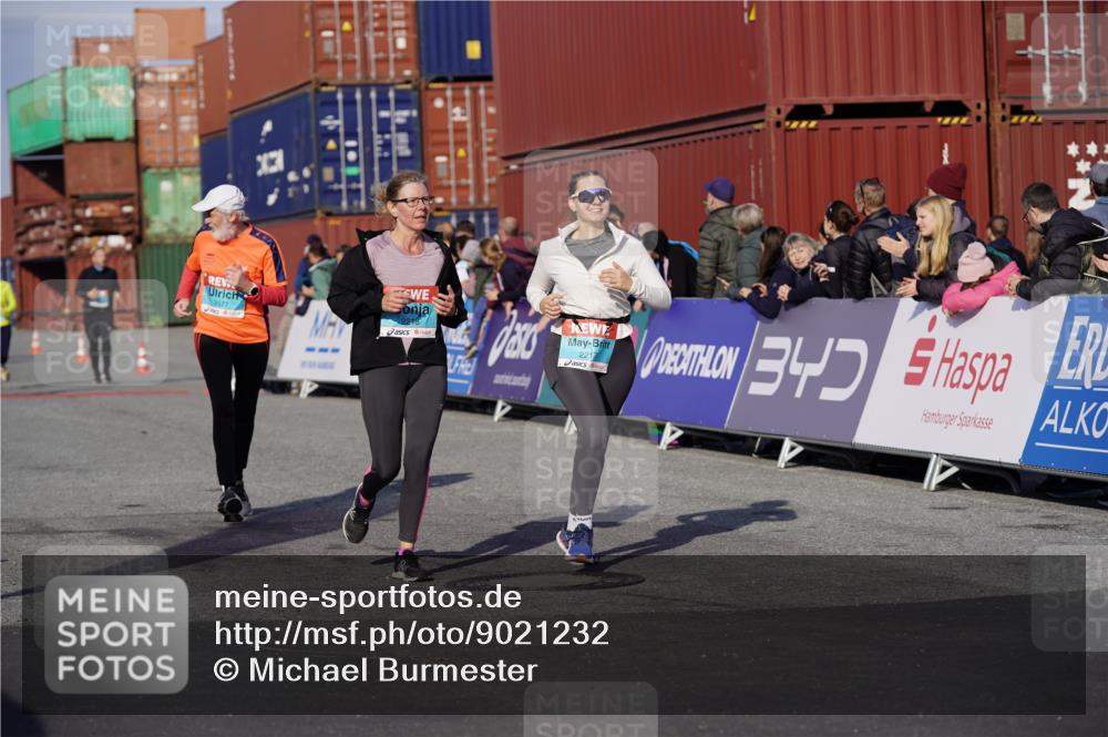03.10.2025 - Köhlbrandbrückenlauf Michael Burmester http://msf.ph/oto/9021232 03.10.2025 10:22:19 Ziel 2075, 2217, 2218, 3577 meine-sportfotos.de