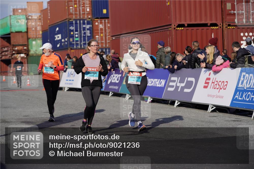 03.10.2025 - Köhlbrandbrückenlauf Michael Burmester http://msf.ph/oto/9021236 03.10.2025 10:22:19 Ziel 2075, 2217, 2218, 3577 meine-sportfotos.de