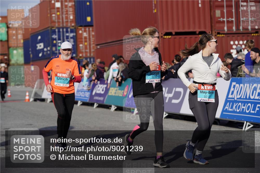 03.10.2025 - Köhlbrandbrückenlauf Michael Burmester http://msf.ph/oto/9021239 03.10.2025 10:22:21 Ziel 2217, 2218, 2296, 3577 meine-sportfotos.de