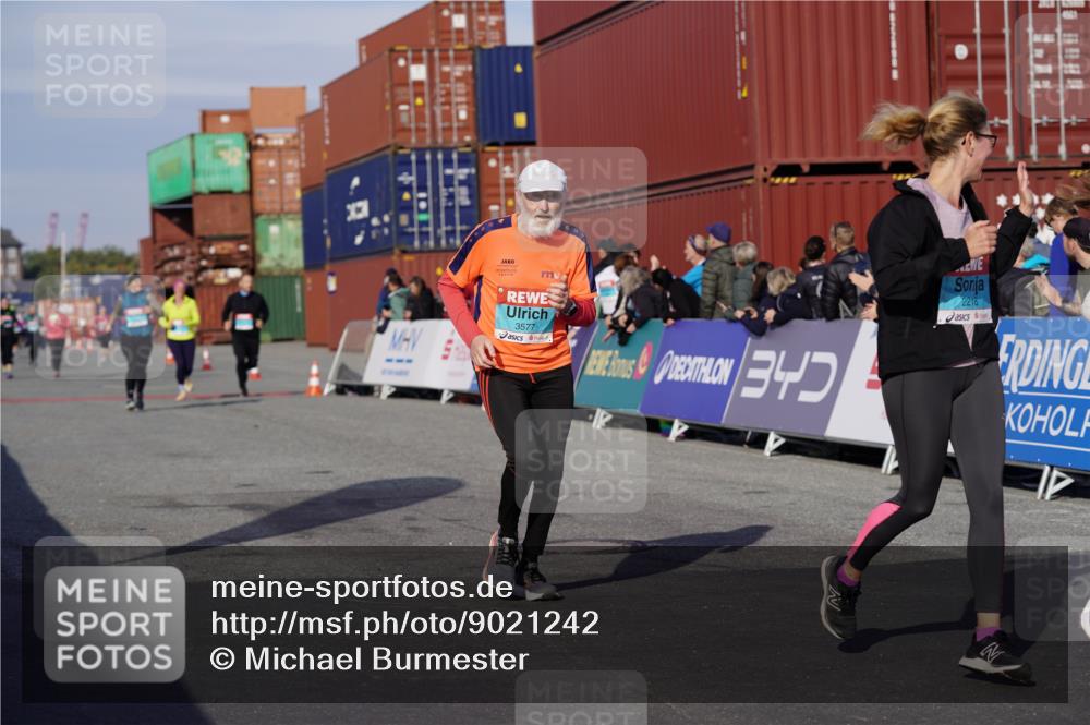 03.10.2025 - Köhlbrandbrückenlauf Michael Burmester http://msf.ph/oto/9021242 03.10.2025 10:22:21 Ziel 2217, 2218, 2296, 3577 meine-sportfotos.de