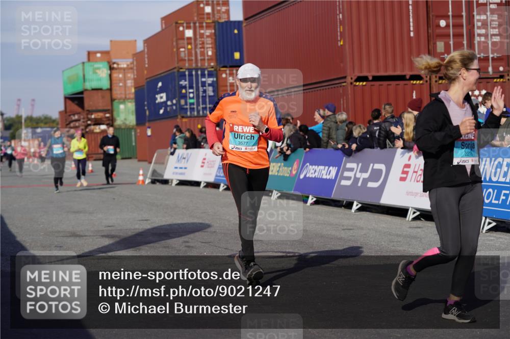 03.10.2025 - Köhlbrandbrückenlauf Michael Burmester http://msf.ph/oto/9021247 03.10.2025 10:22:21 Ziel 2217, 2218, 2296, 3577 meine-sportfotos.de