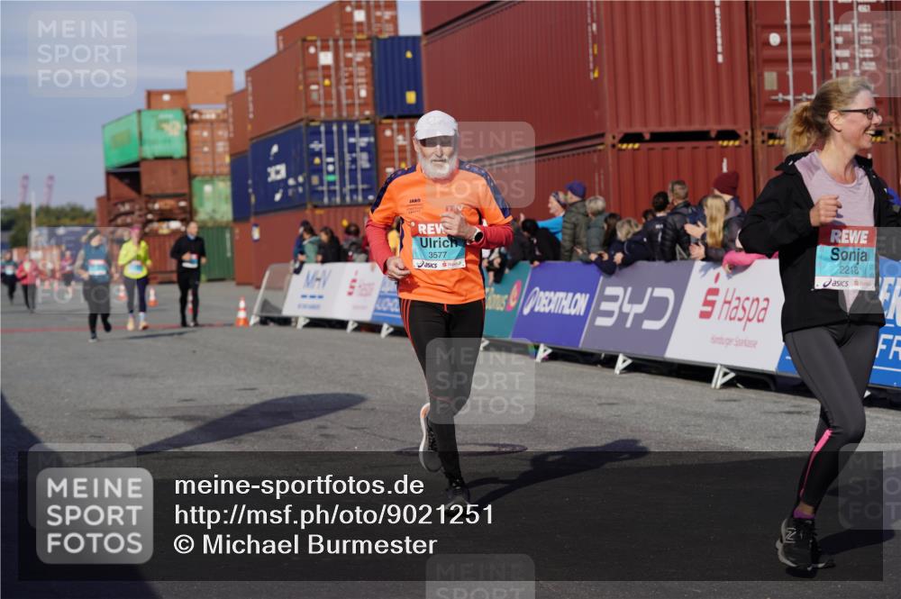 03.10.2025 - Köhlbrandbrückenlauf Michael Burmester http://msf.ph/oto/9021251 03.10.2025 10:22:21 Ziel 2217, 2218, 2296, 3577 meine-sportfotos.de