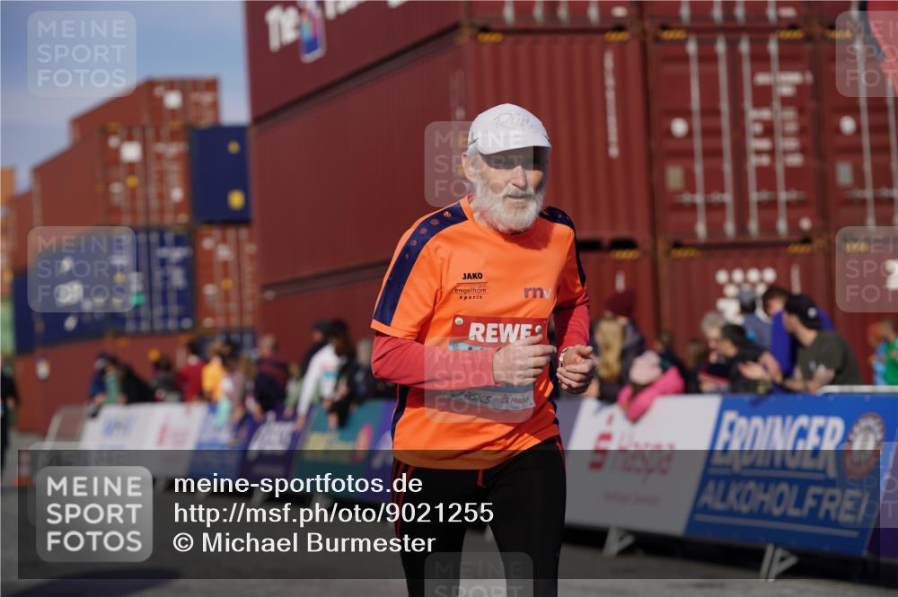 03.10.2025 - Köhlbrandbrückenlauf Michael Burmester http://msf.ph/oto/9021255 03.10.2025 10:22:22 Ziel 2213, 2217, 2218, 2296, 2300, 3577 meine-sportfotos.de