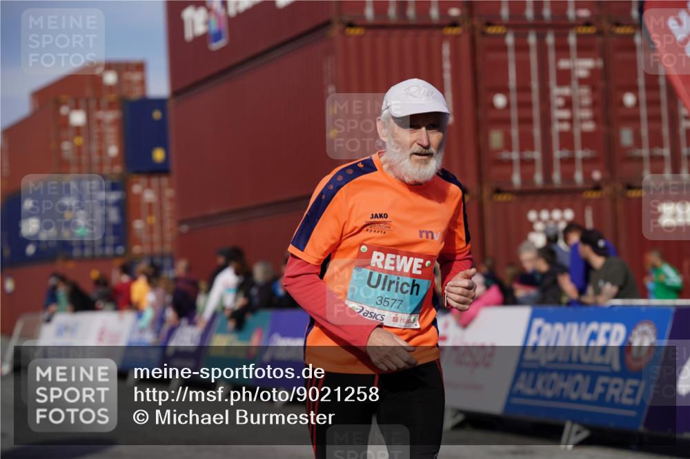 03.10.2025 - Köhlbrandbrückenlauf Michael Burmester http://msf.ph/oto/9021258 03.10.2025 10:22:22 Ziel 2213, 2217, 2218, 2296, 2300, 3577 meine-sportfotos.de