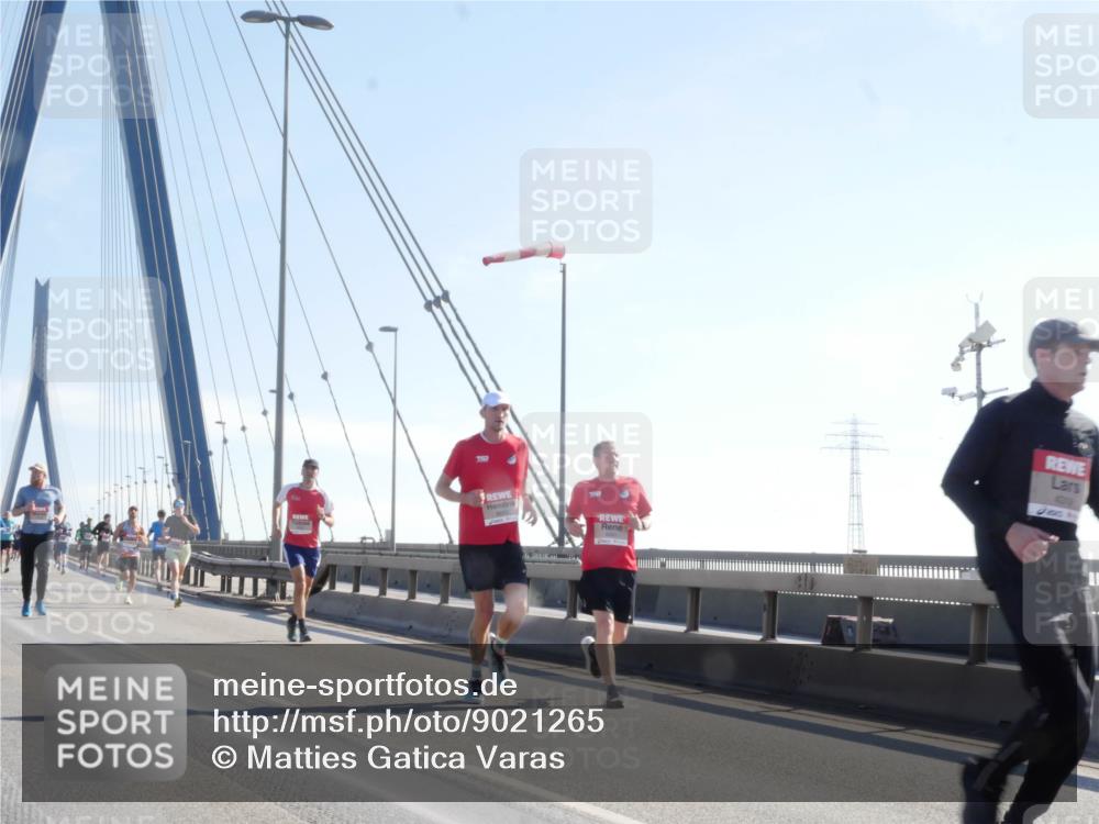03.10.2025 - Köhlbrandbrückenlauf Matties Gatica Varas http://msf.ph/oto/9021265 03.10.2025 12:24:25 Position 1  meine-sportfotos.de