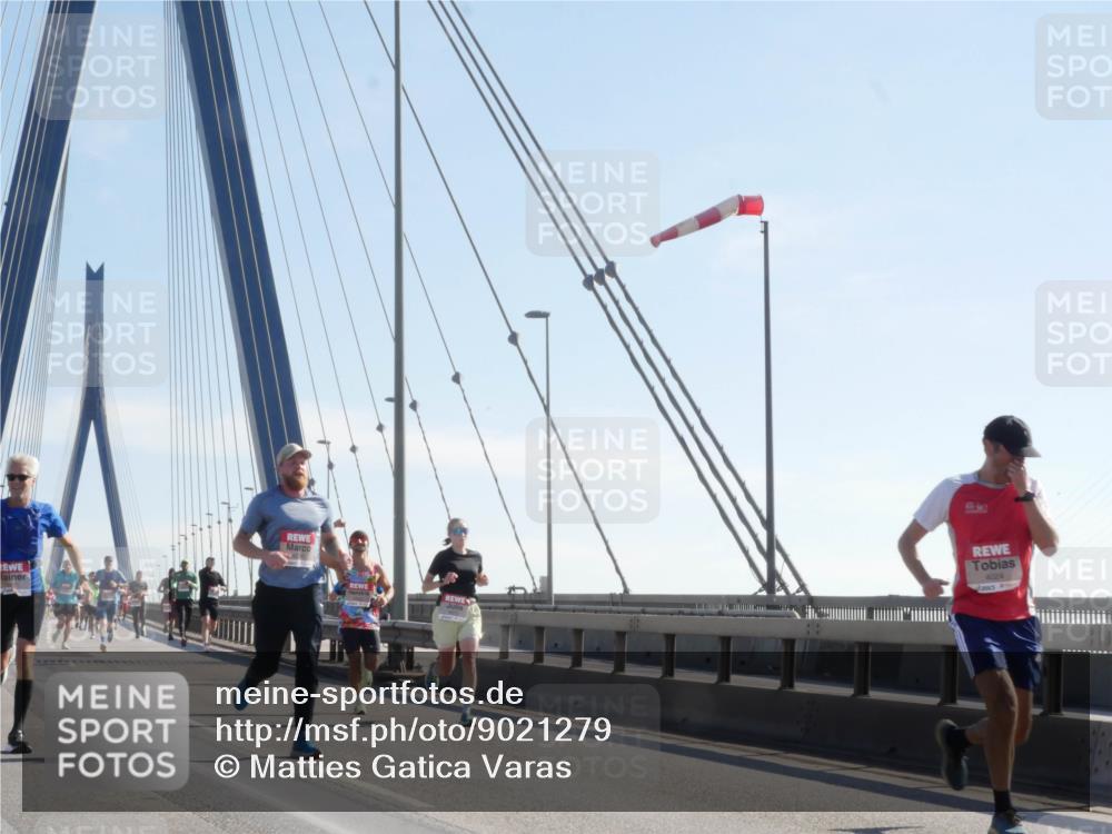 03.10.2025 - Köhlbrandbrückenlauf Matties Gatica Varas http://msf.ph/oto/9021279 03.10.2025 12:24:27 Position 1 4024 meine-sportfotos.de
