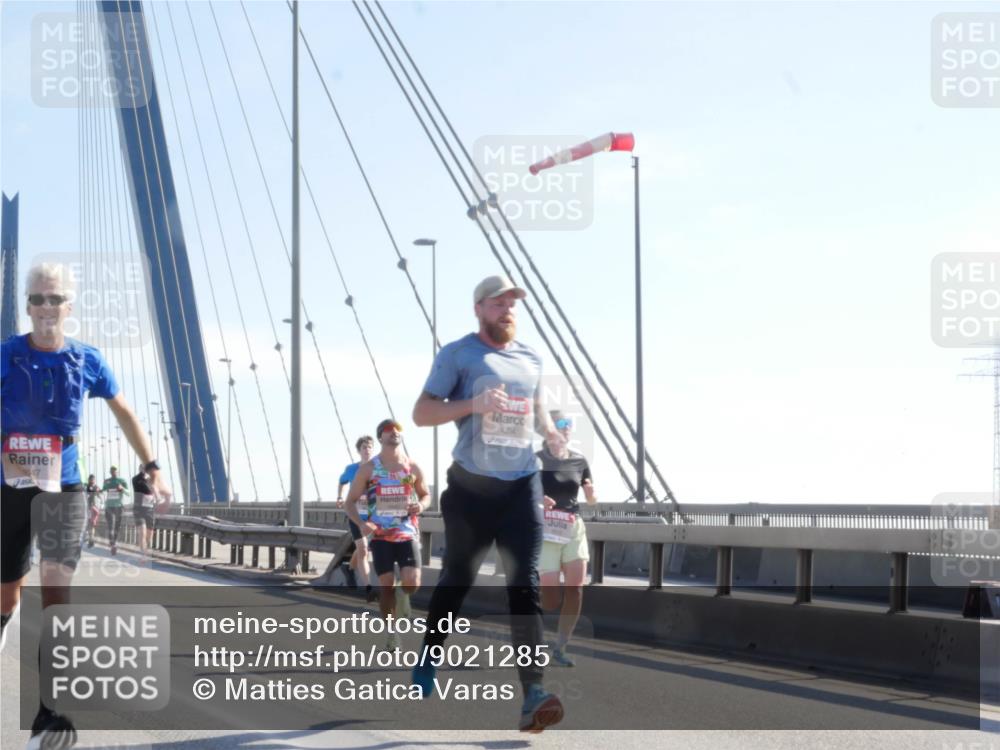 03.10.2025 - Köhlbrandbrückenlauf Matties Gatica Varas http://msf.ph/oto/9021285 03.10.2025 12:24:29 Position 1  meine-sportfotos.de